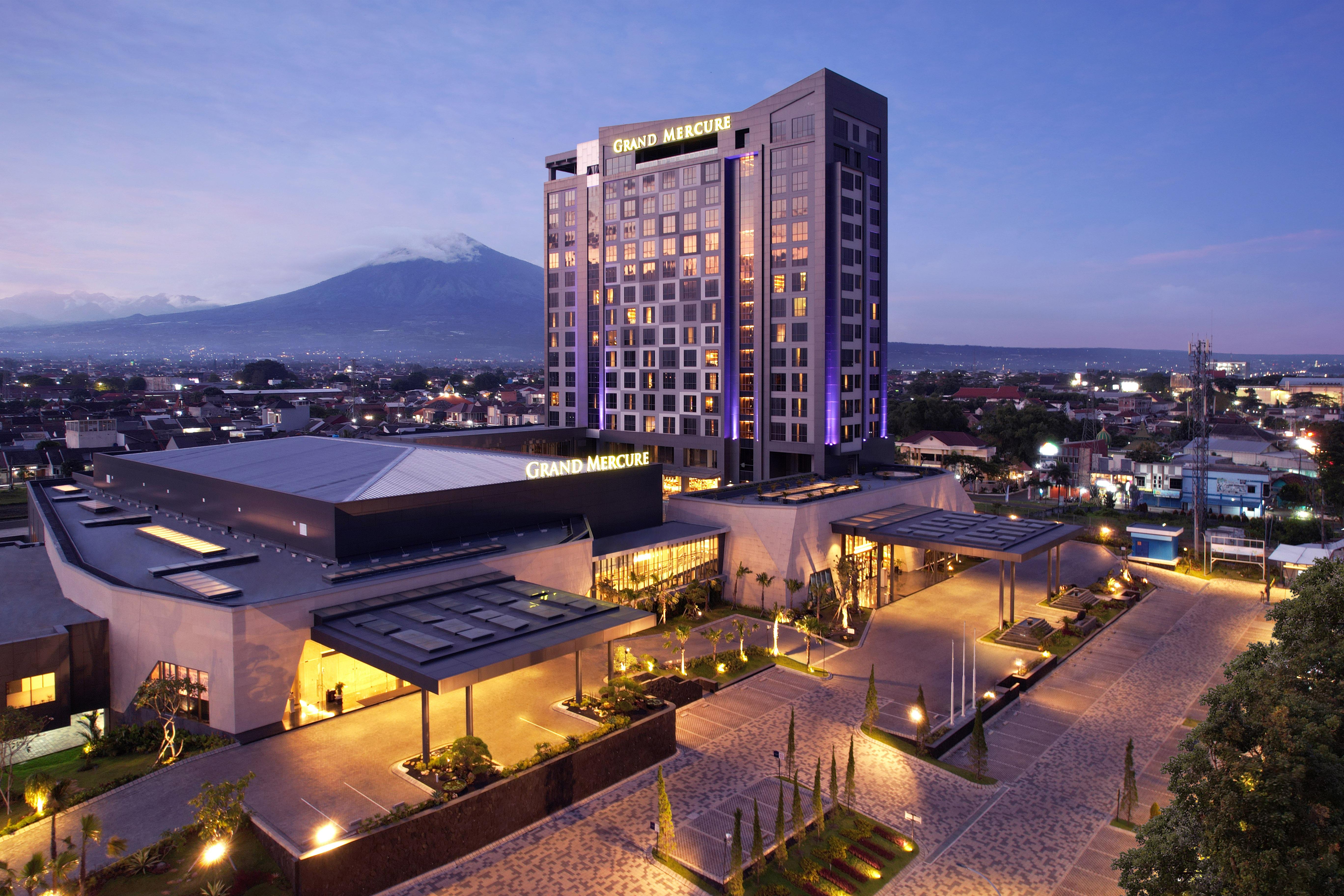 Grand Mercure Malang Exterior photo